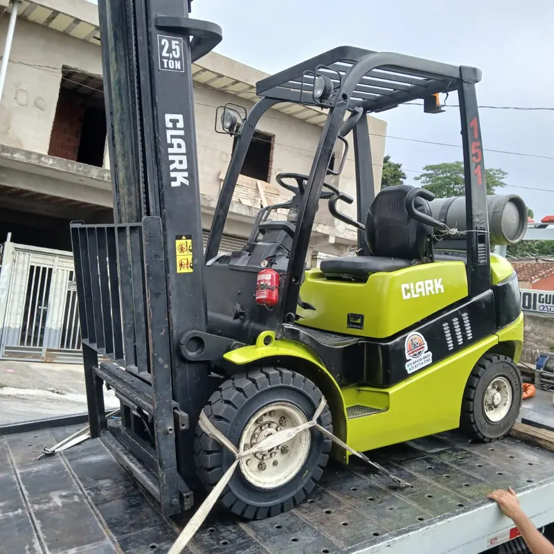 Empilhadeira Clark 2,5 toneladas reformada, presa no caminhão para entrega