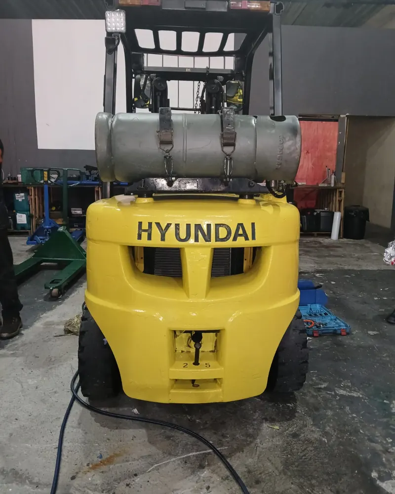Traseira da empilhadeira Hyundai amarela reformada e pintada