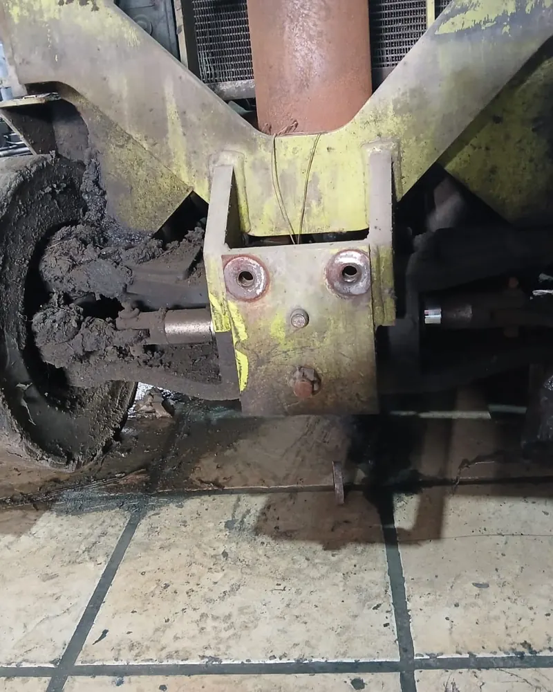 Rodas de empilhadeira gastas e sujas de graxa, antes da troca
