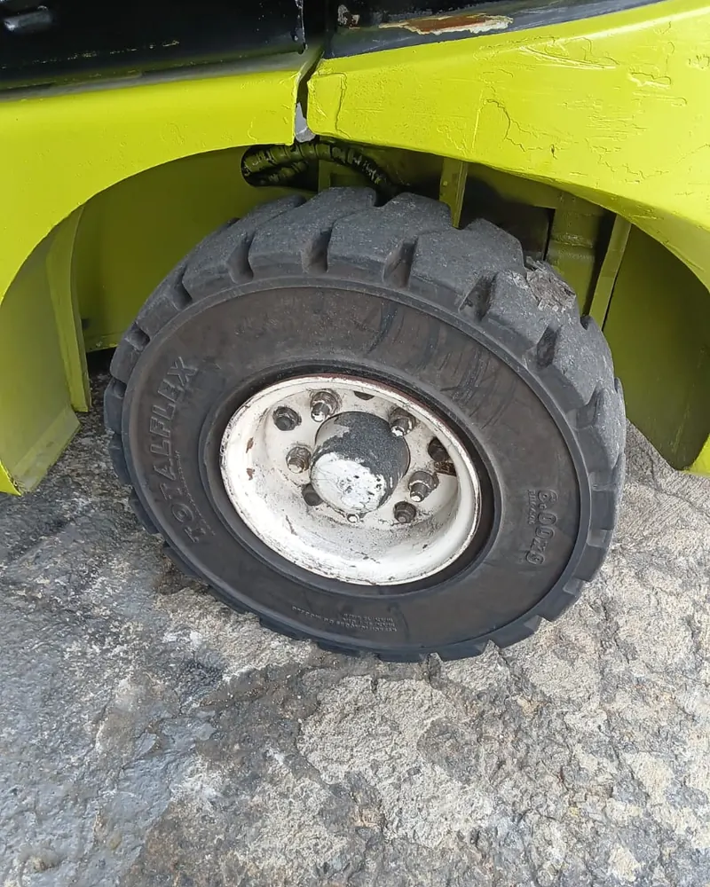 Roda com pneu novo instalado na empilhadeira Clark