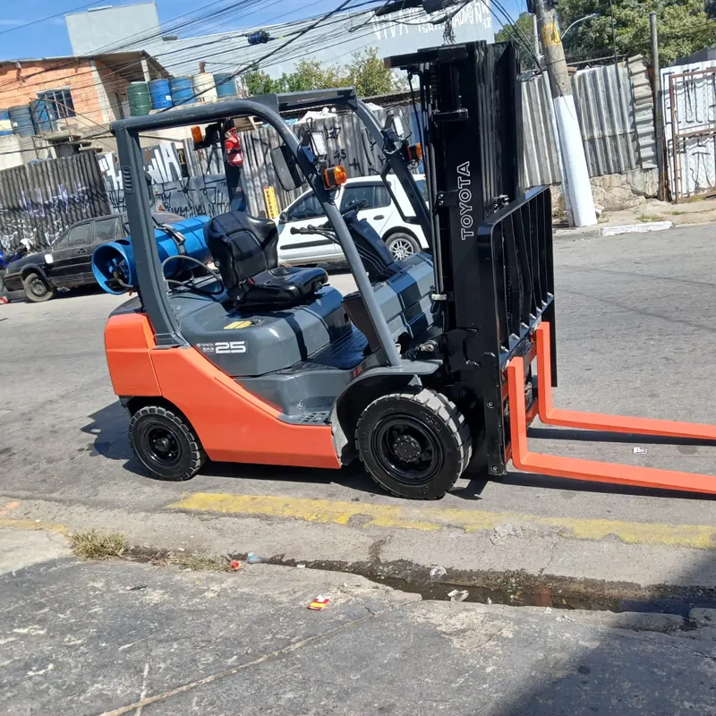 Empilhadeira Toyota a gás GLP laranja estacionada na rua